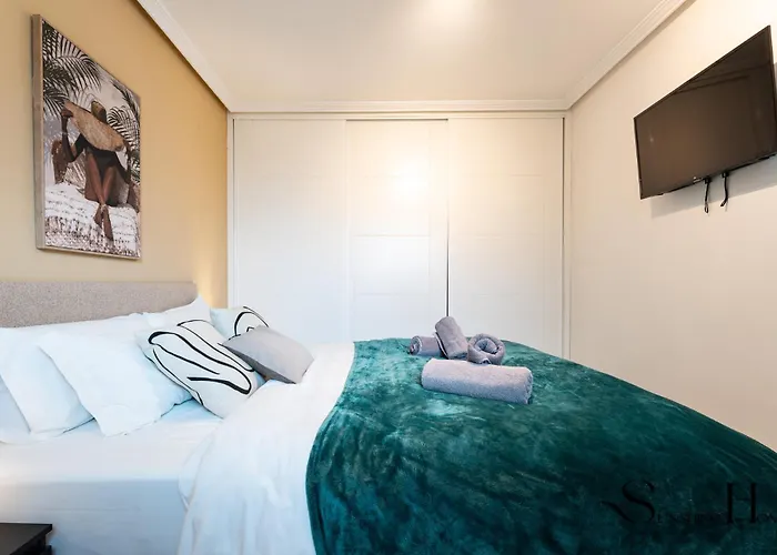 Apartment Cozy 2 Bedroom Duplex, Parking, Terrace, Office, Pool! Torremolinos