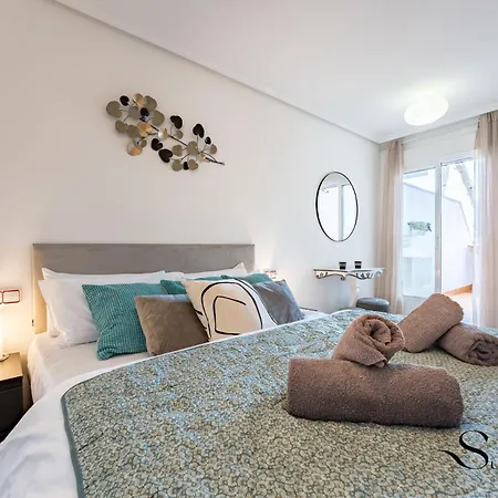 Cozy 2 Bedroom Duplex, Parking, Terrace, Office, Pool! 아파트