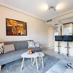 Cozy 2 Bedroom Duplex, Parking, Terrace, Office, Pool! 아파트