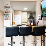 Cozy 2 Bedroom Duplex, Parking, Terrace, Office, Pool! 아파트